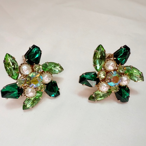 Signed Judy Lee Green Glass w/Uranium Faux Pearl and Green AB Clip Earrings - Picture 2 of 12